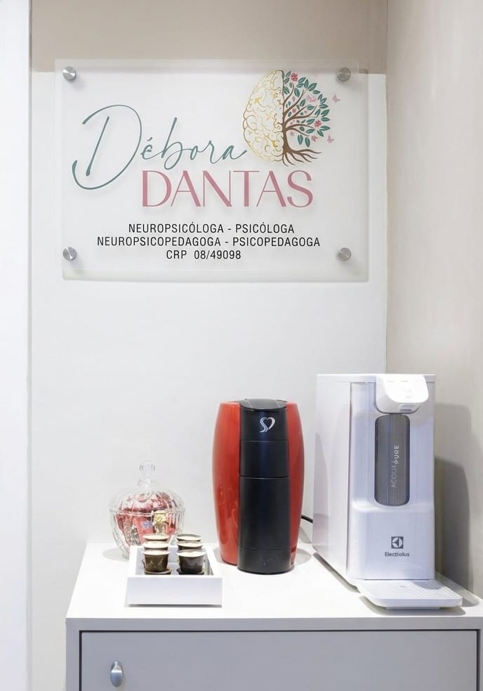 Recepção do consultório de Débora Dantas, com a placa da marca